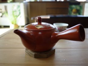 朱泥花2.5合帯網急須【深蒸し煎茶対応】 – 五代目 澤田行平商店