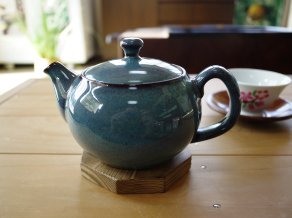 緑釉2.5合帯網ポット急須【深蒸し煎茶対応】 – 五代目 澤田行平商店